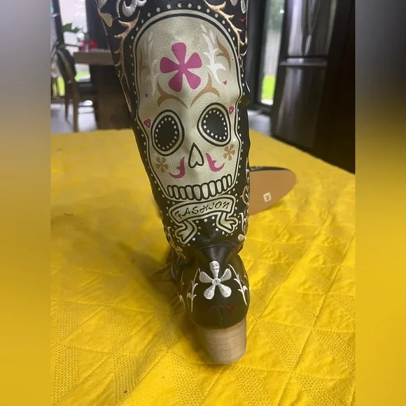 Funky skull cowboy boots!! Size 39. Run small. - Picture 5 of 9